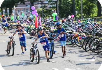 kids pushing bikes in triathlon